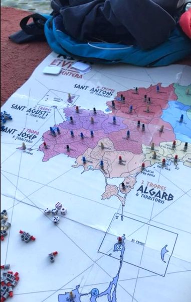 Jugando a mi mapa de Risk en Cala Grassió.