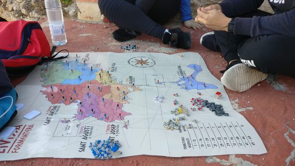 Jugando a mi mapa de Risk en Cala Grassió.